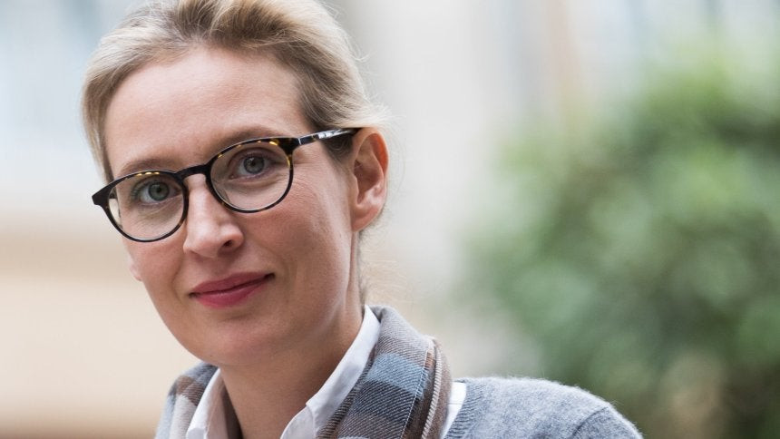 Aυτή είναι η ηγέτιδα του AfD: Αντί-Ισλάμ, αντι-Μέρκελ, αντι-Ευρώπη (εικόνες)
